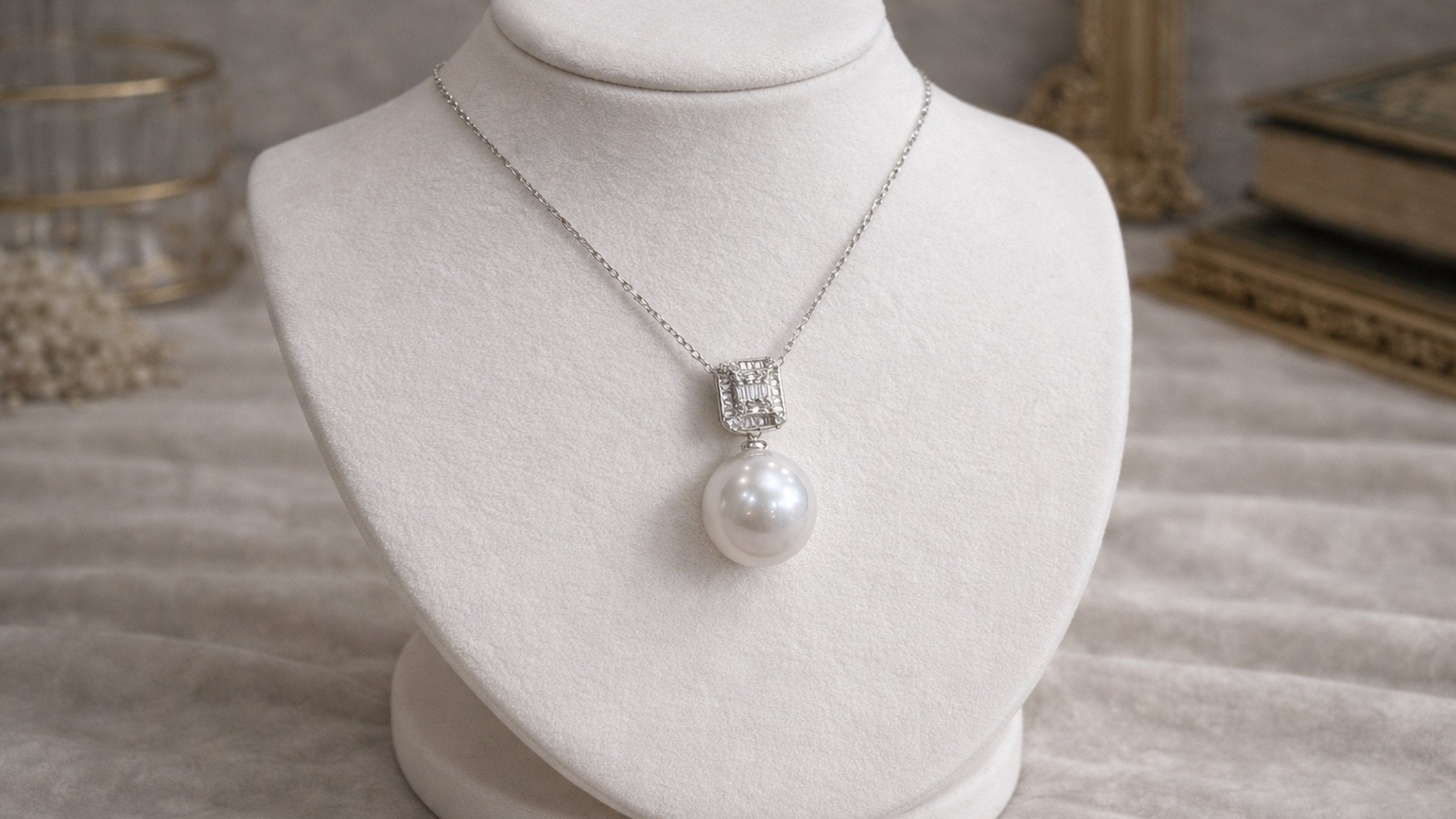 VÉRA LUSTRE exquisite pearl pendant necklace featuring a large, high-luster pearl with a diamond-set bail on a silver chain.
