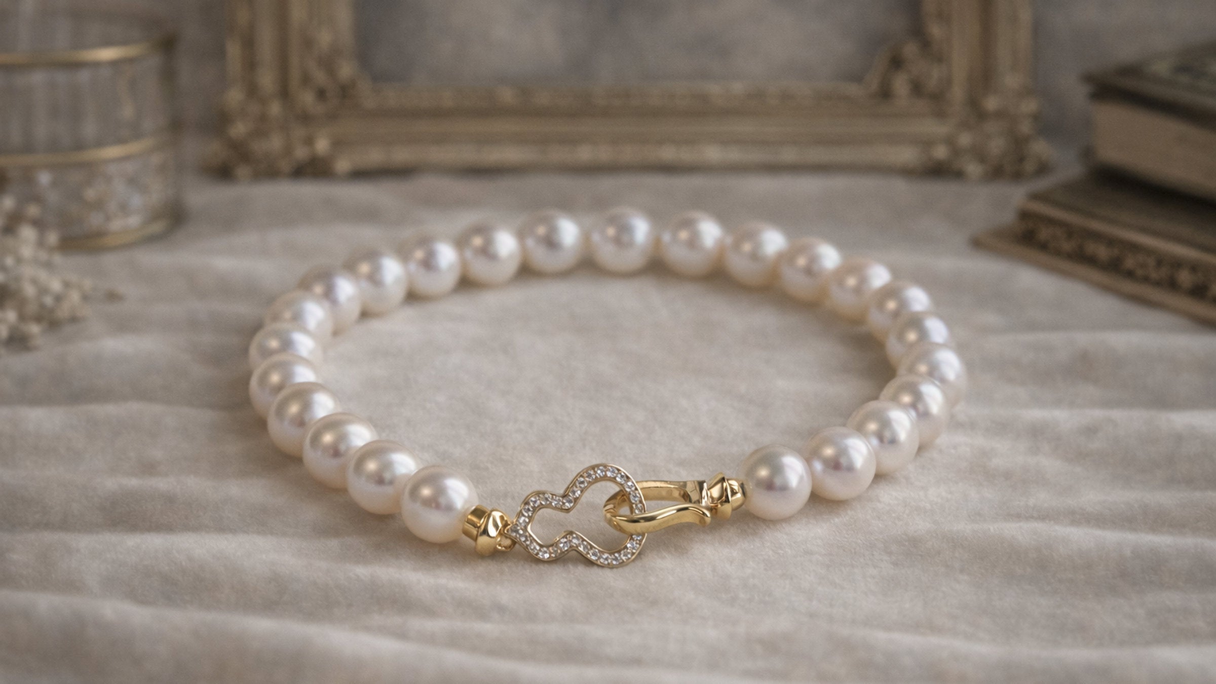 VÉRA LUSTRE luxury pearl bracelet with a heart-shaped gold clasp, part of the timeless elegance series.