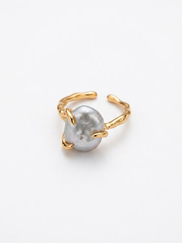 Vera Lustre "Aura" statement ring featuring a large, iridescent baroque pearl on an adjustable 18K gold vermeil fluid band.

展示卡背景图 (产品侧放):