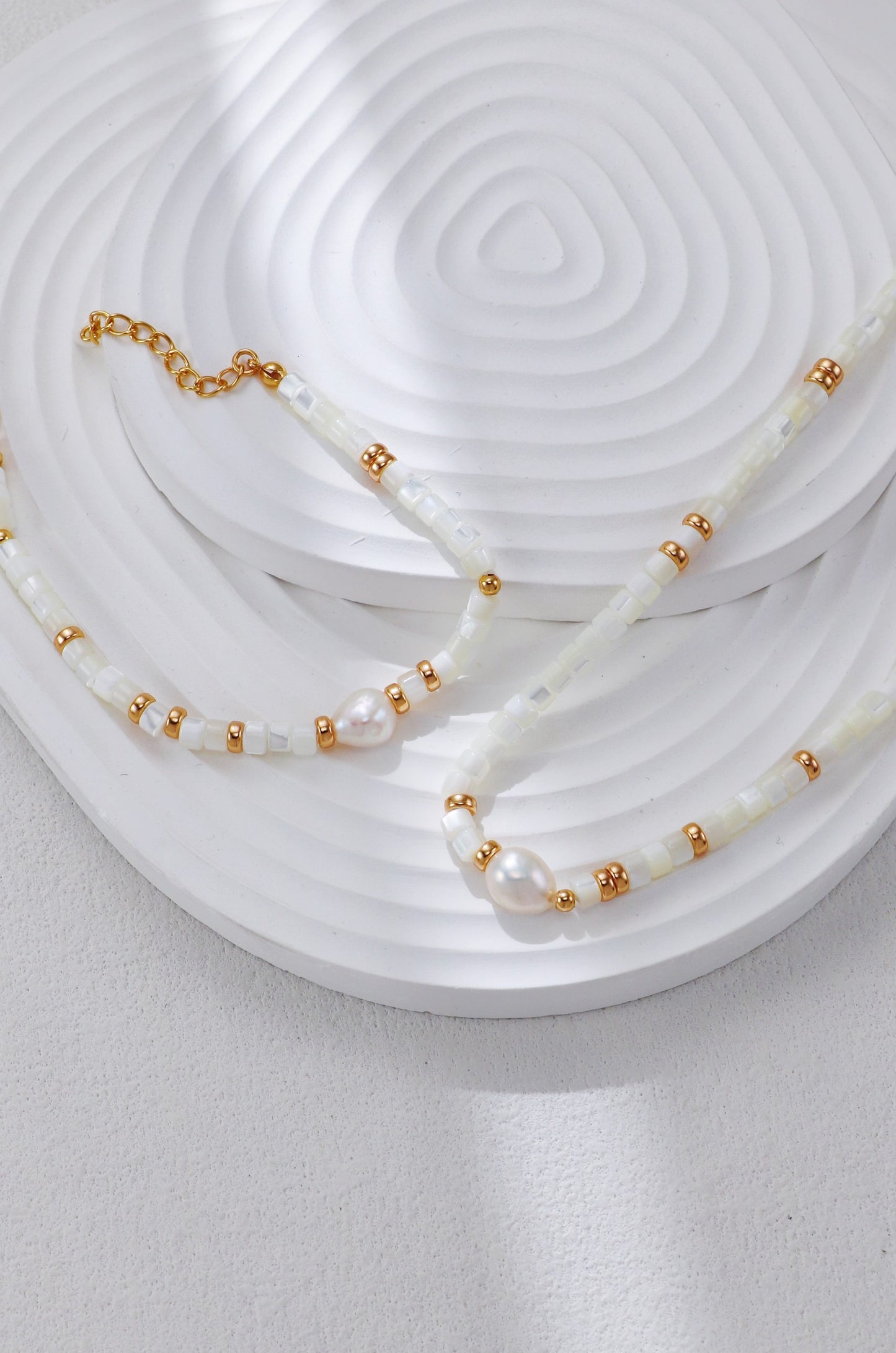 A focused view of the central freshwater pearl and the vintage gold hardware, highlighting the fine artisanal assembly and the rich, sun-kissed tone of the S925 silver.
