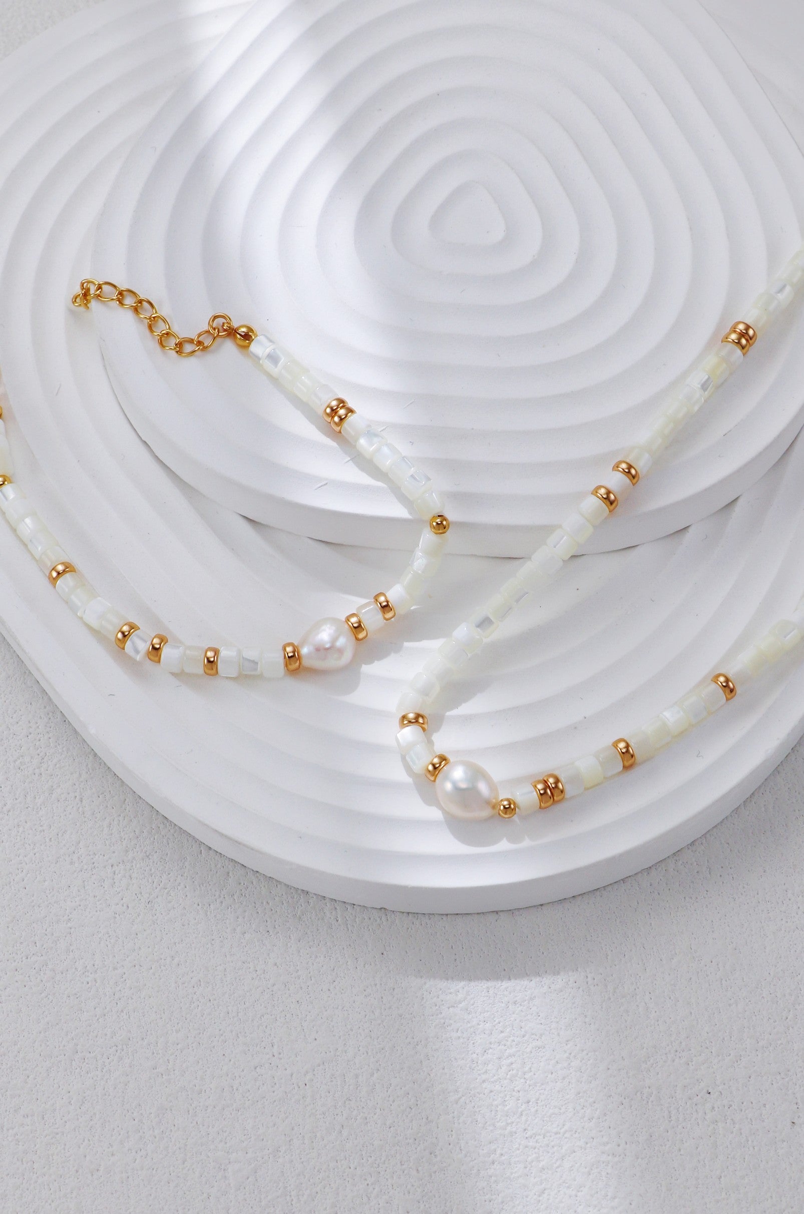 A focused view of the central freshwater pearl and the vintage gold hardware, highlighting the fine artisanal assembly and the rich, sun-kissed tone of the S925 silver.