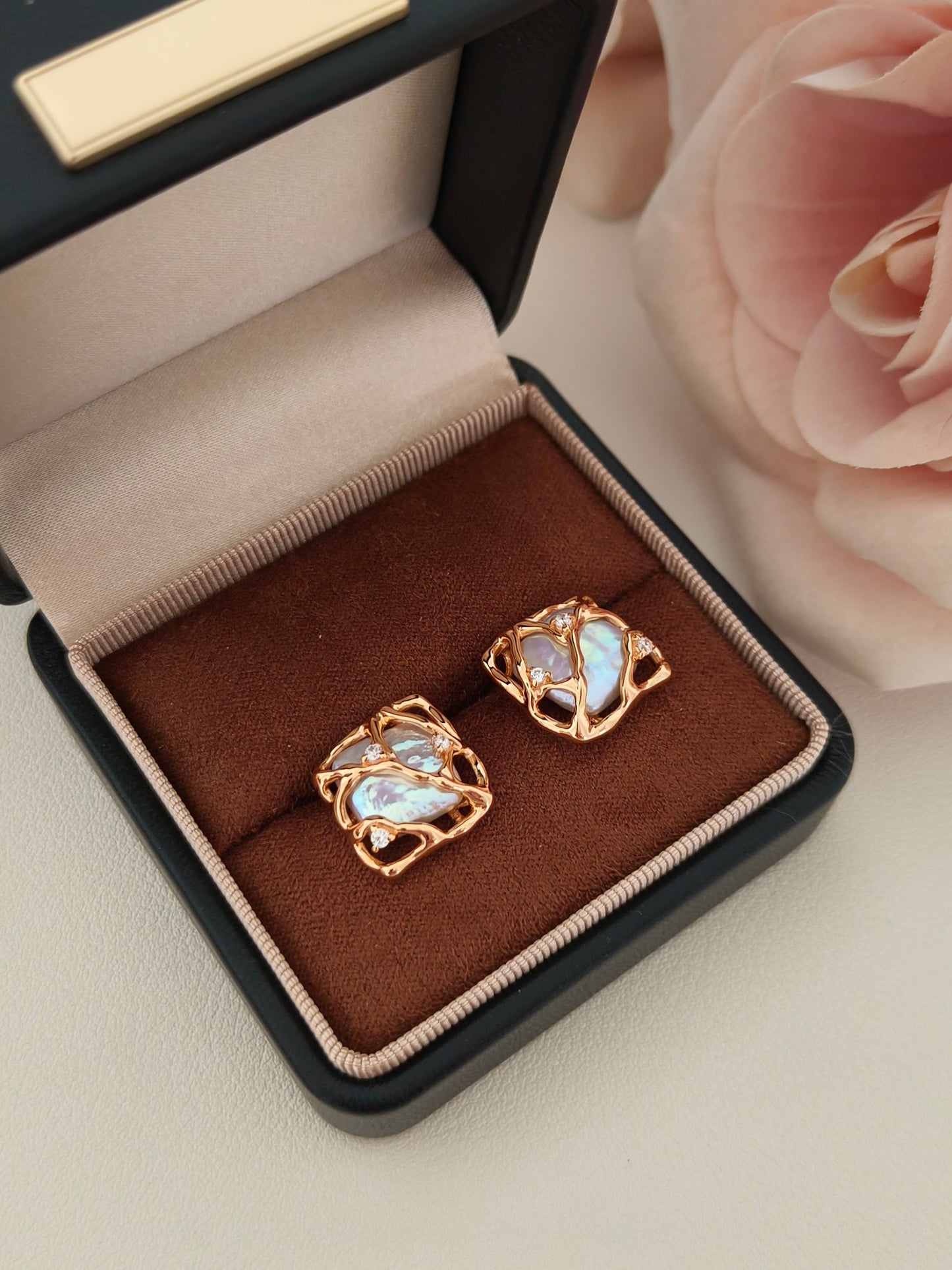Vera Lustre Gaia earrings presented in a premium gift-ready box, emphasizing the contrast between the iridescent pearl and the radiant gold cage.