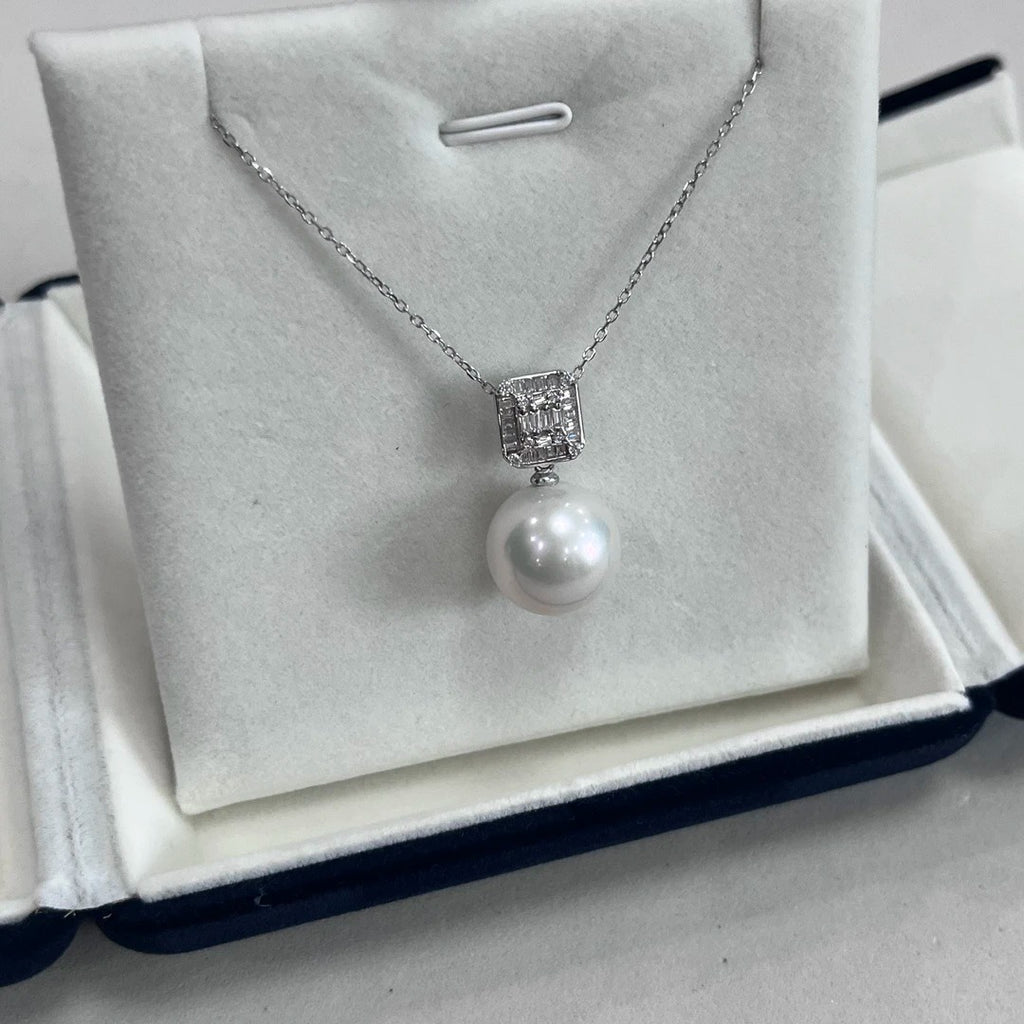 VÉRA LUSTRE luxury pearl jewelry presentation, ideal for milestone gifts and anniversaries.