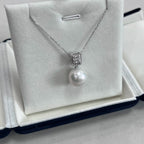 VÉRA LUSTRE luxury pearl jewelry presentation, ideal for milestone gifts and anniversaries.