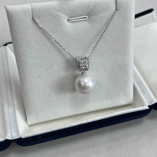 VÉRA LUSTRE luxury pearl jewelry presentation, ideal for milestone gifts and anniversaries.