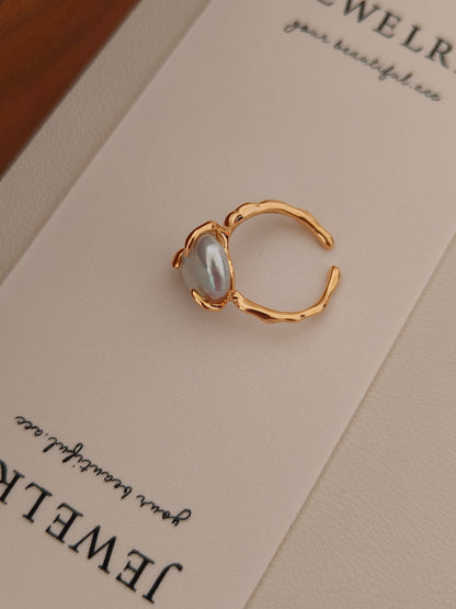 Close-up of the Aura organic pearl ring on a Vera Lustre jewelry card, highlighting the natural luster and textured gold band.