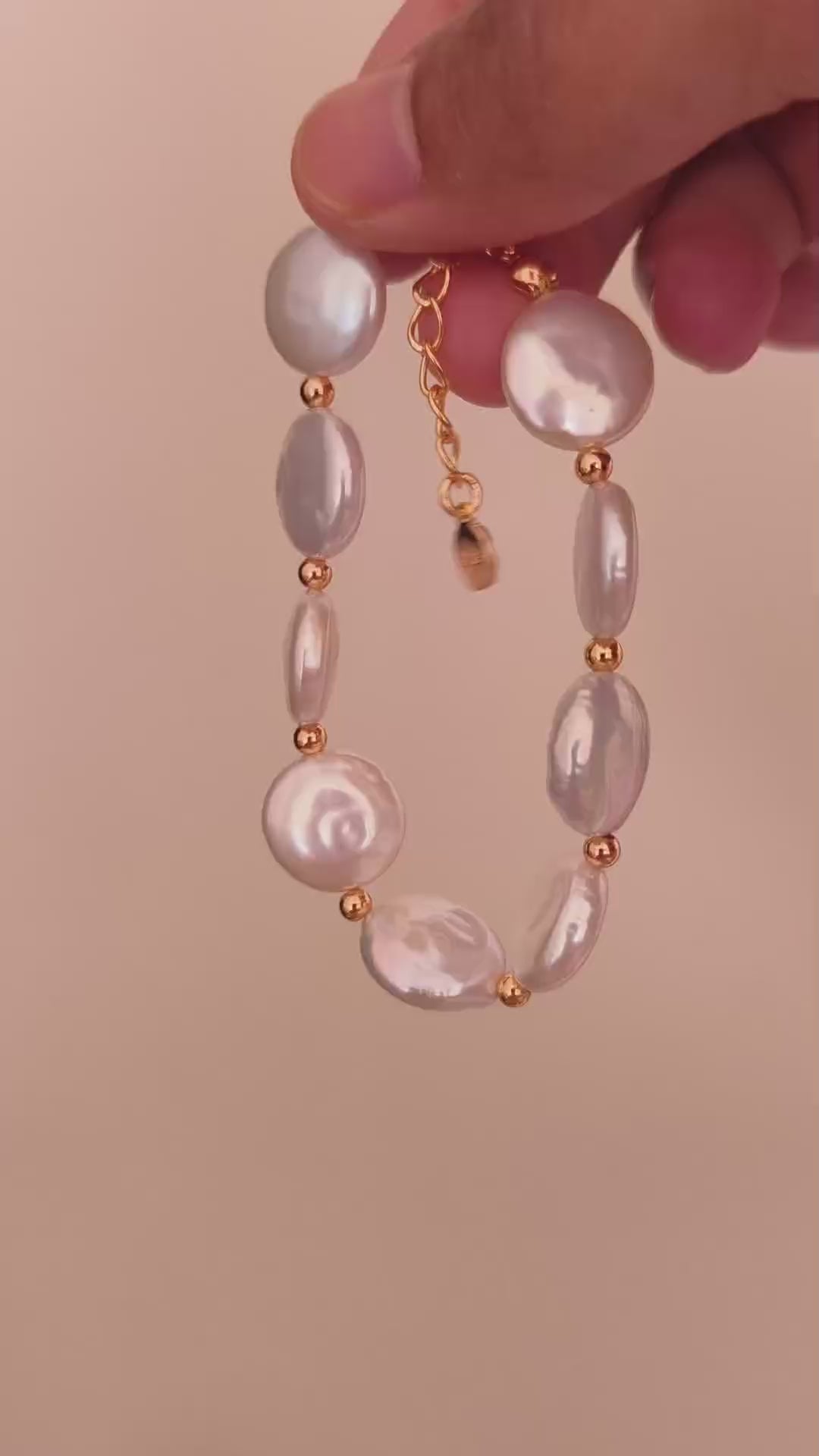 Close-up video of the Vera Lustre Selene bracelet, demonstrating the stunning light reflection and movement of the iridescent coin pearls.