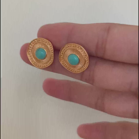 A cinematic video of the Jade drop earrings in motion. The footage captures the light passing through the Jadeite, revealing its internal depth and the brilliant reflection of the 18K gold hardware.