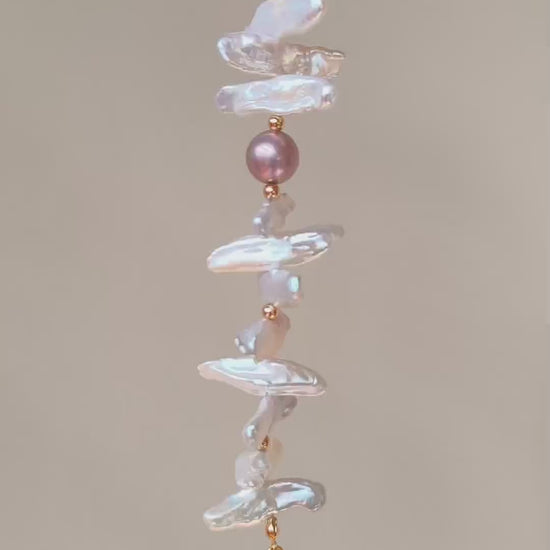 A 360-degree video showcase of the VÉRA LUSTRE Baroque Stick Pearl Bracelet, demonstrating the shimmering reflection of natural pearls under warm light.