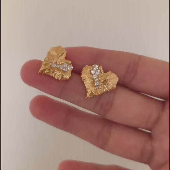 A cinematic video showing the Kardia earrings in motion. The footage captures the sparkle of the Cubic Zirconia nestled within the golden "cracks," demonstrating their intricate, light-catching detail.