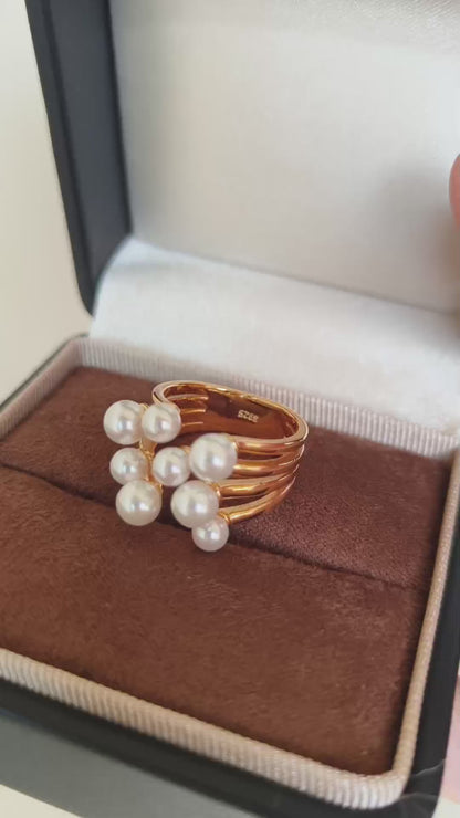 A cinematic video of the Sia collection, capturing the light dancing across the polished metal bands and the soft, iridescent glow of the natural pearls.