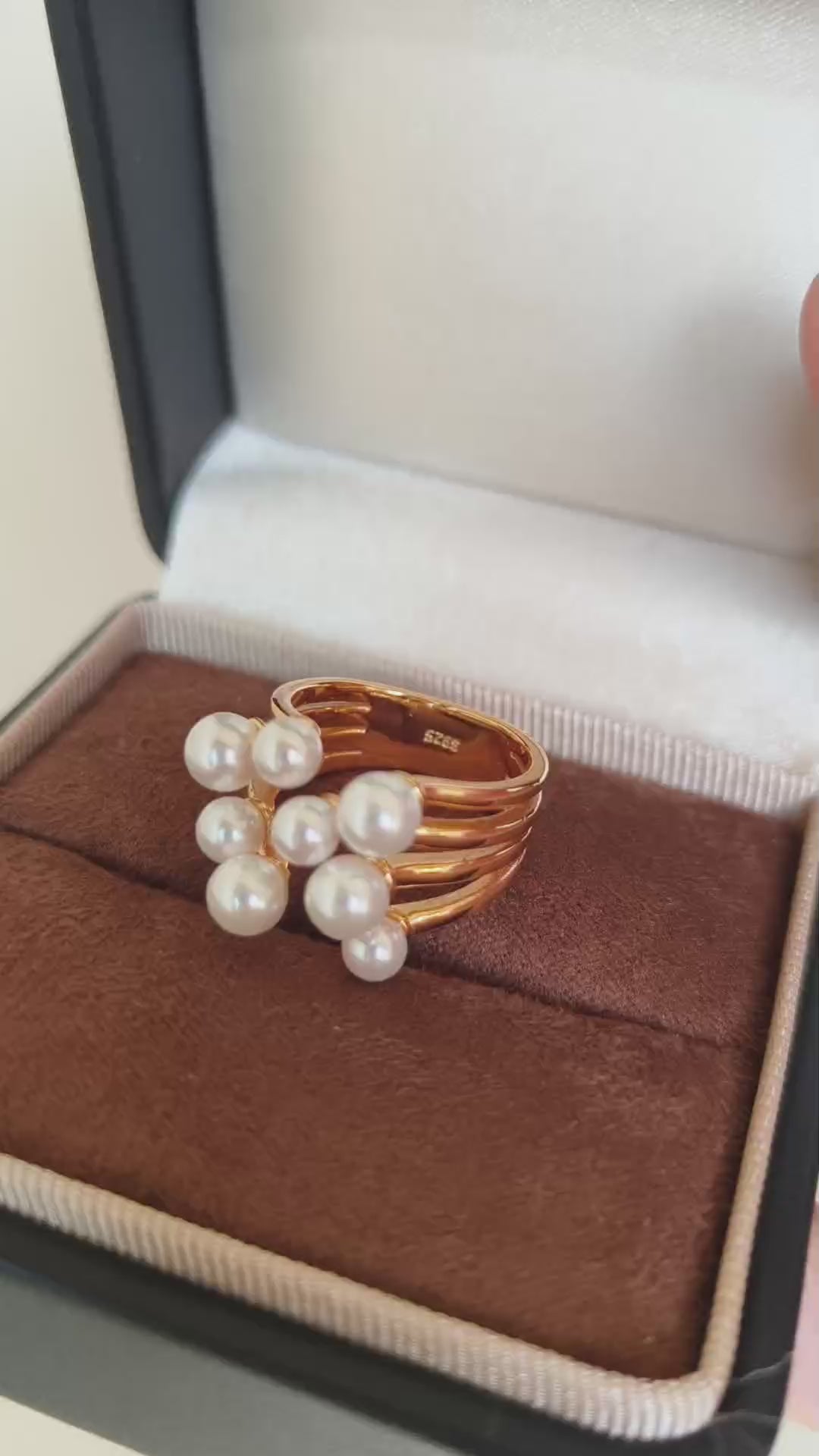 A cinematic video of the Sia collection, capturing the light dancing across the polished metal bands and the soft, iridescent glow of the natural pearls.