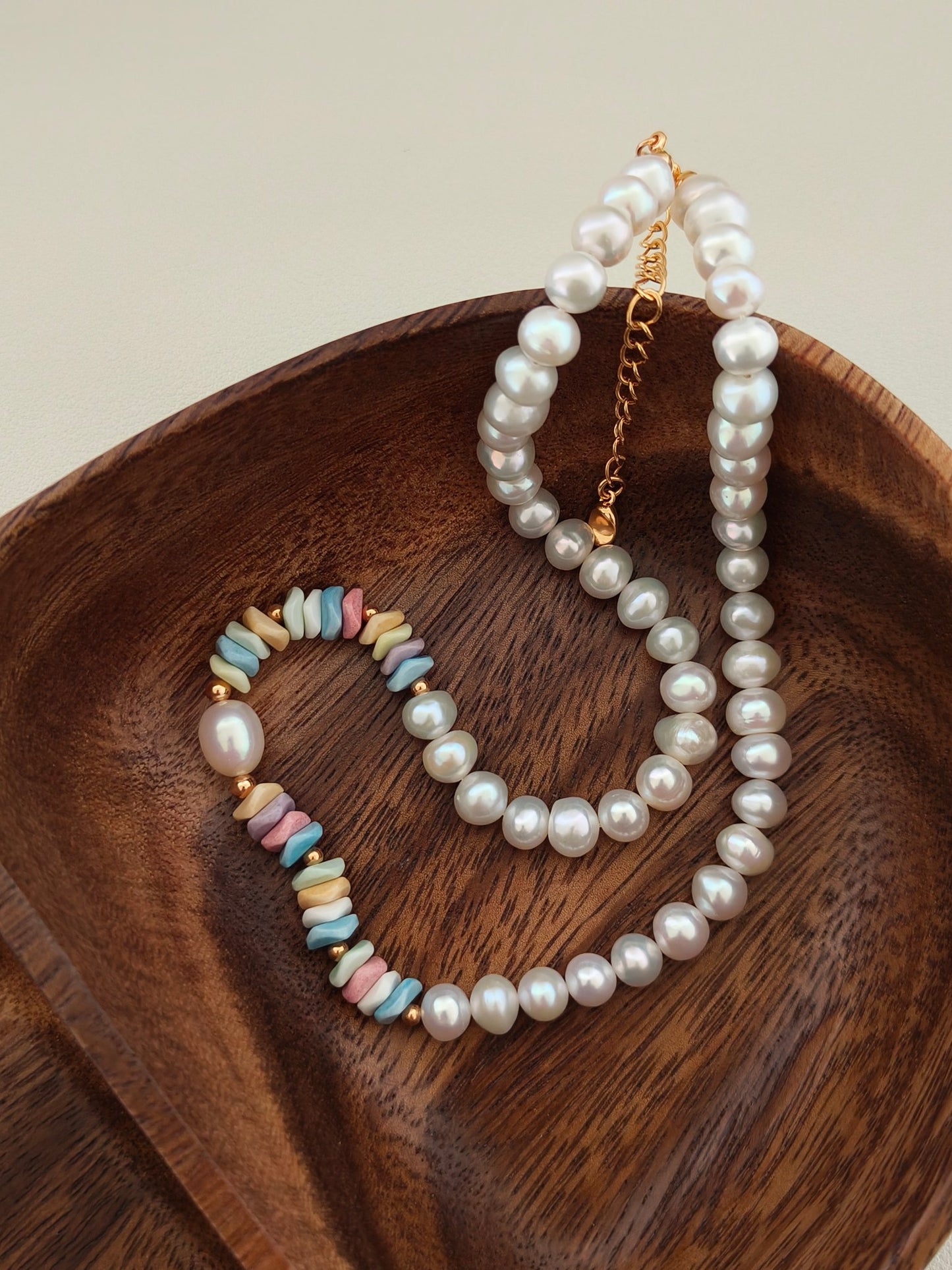 Close-up of the 18K gold vermeil 2.4-inch adjustable extender and hallmark clasp on the Ondine pearl necklace.