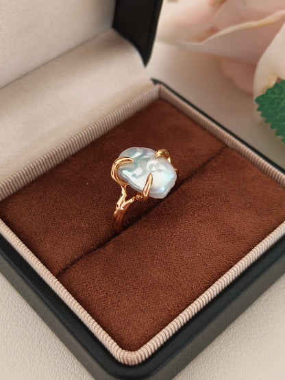 The Vera Lustre Aura baroque pearl ring elegantly presented in a premium jewelry box, showcasing its bold and modern silhouette.