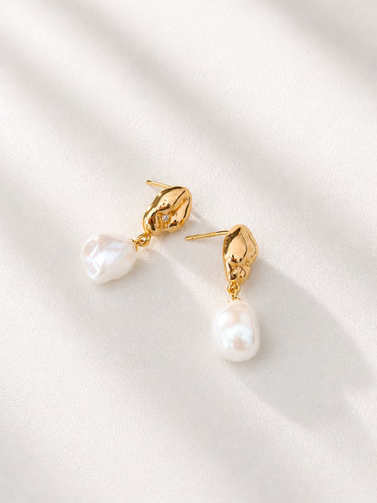 A side view of the pearl drops, focusing on the fine S925 sterling silver craftsmanship and the minimalist aesthetic of the gold setting.