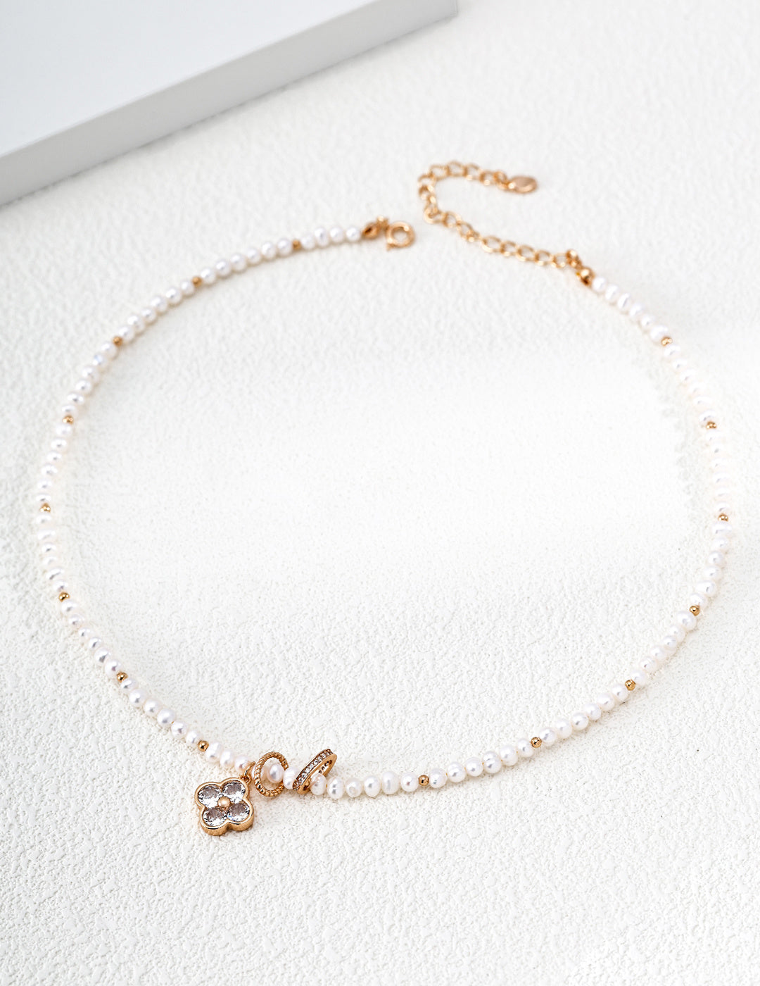 A clean studio shot of the Fortuna necklace, showcasing the 1.7cm clover pendant and the lustrous 4-5mm pearls. This primary image emphasizes the S925 silver quality and the rich vintage gold finish.
