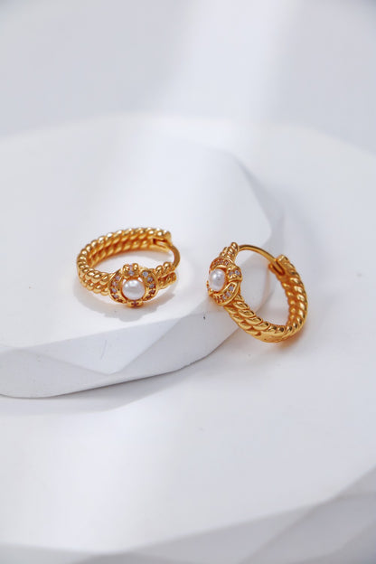 A clean studio shot of the Lumia earrings, showcasing the balance between the polished S925 silver hoop and the round natural pearl.