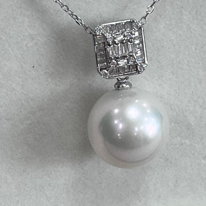 Close-up of a high-luster Saio White Edison pearl, highlighting the smooth surface and natural reflections.