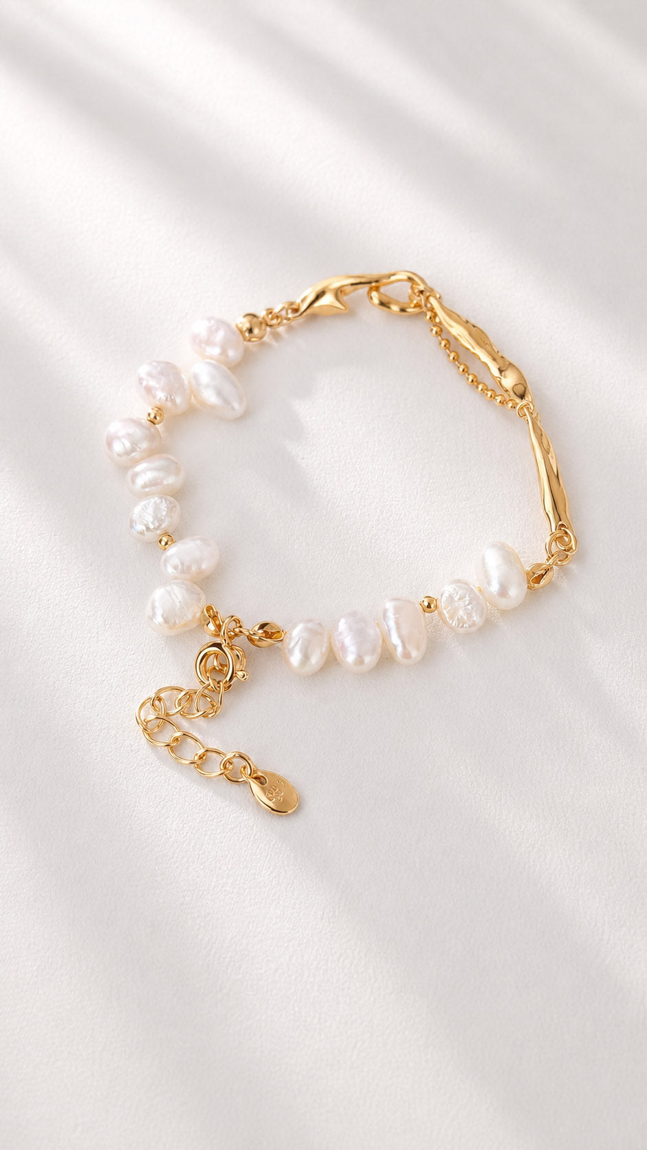 A close-up of the S925 silver gold-plated links, emphasizing the high-quality craftsmanship and the sturdy, elegant construction of the chain.