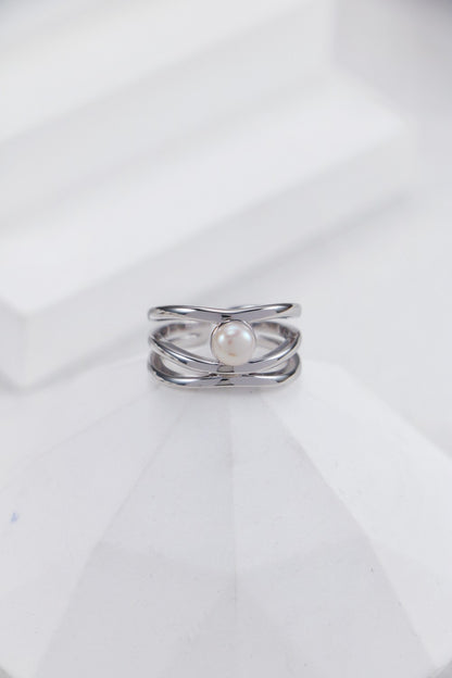 A high-definition shot of the Clara ring in White Gold (Platinum finish), emphasizing its sleek, mirror-like shine and cool-toned elegance.