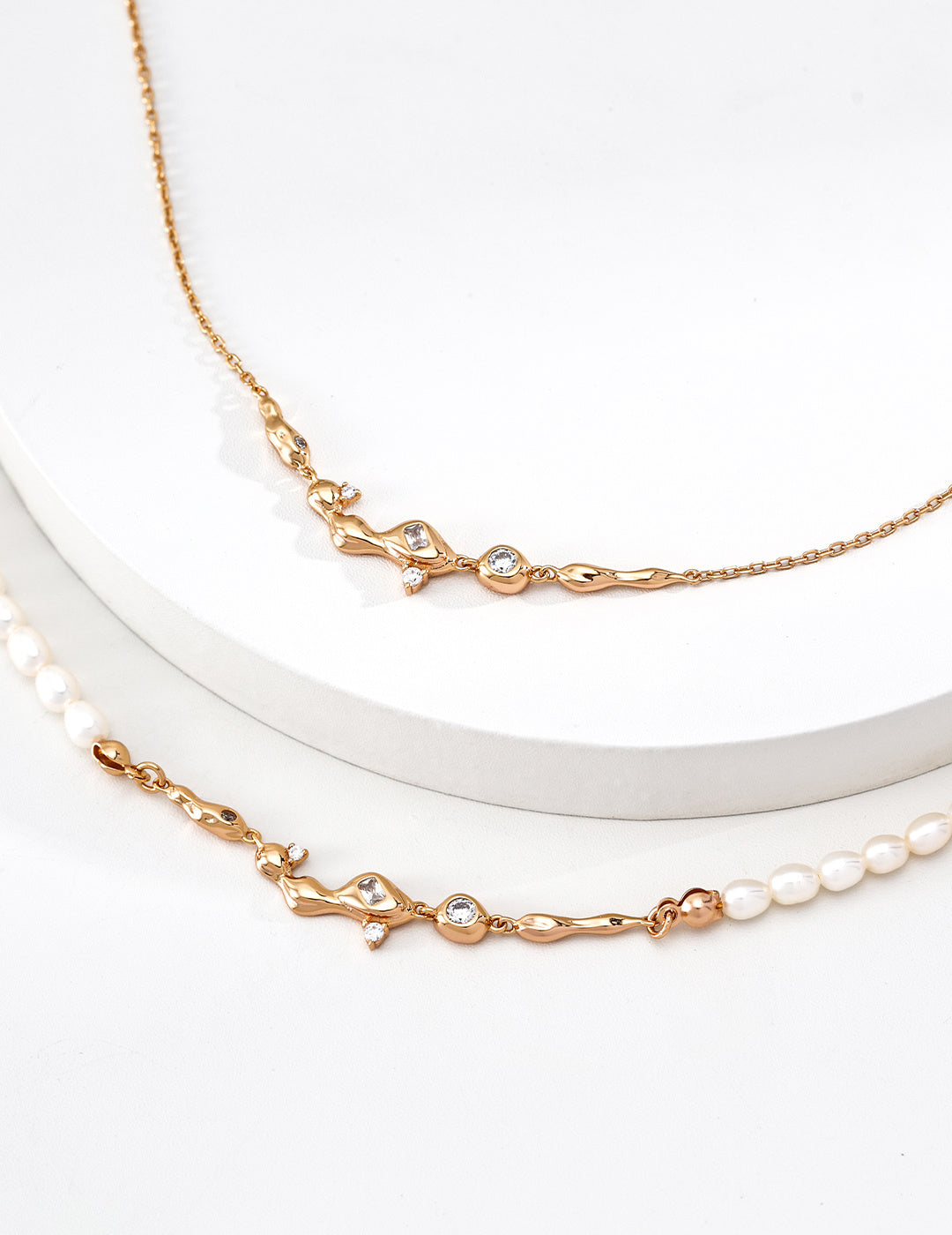 A focused view of the S925 silver river chain, showcasing its high-polish finish and fluid link structure. This image targets searchers looking for hypoallergenic sterling silver necklaces with a delicate aesthetic.