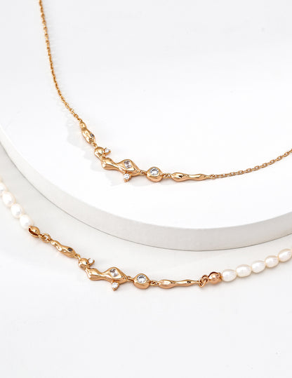 A focused view of the S925 silver river chain, showcasing its high-polish finish and fluid link structure. This image targets searchers looking for hypoallergenic sterling silver necklaces with a delicate aesthetic.