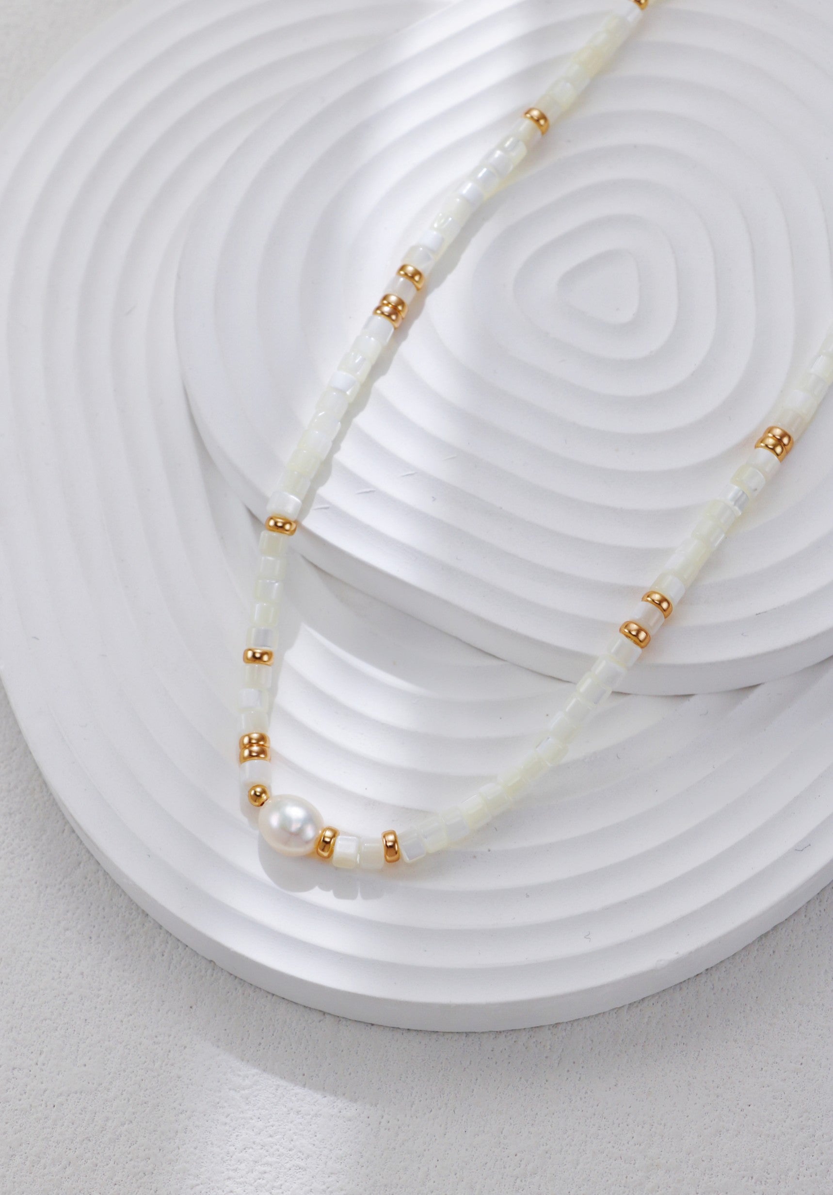 A secondary product angle focusing on the luster of the 4*5mm freshwater pearl centerpiece and the delicate golden spacers, targeting customers looking for bohemian-luxe bridal or vacation jewelry.