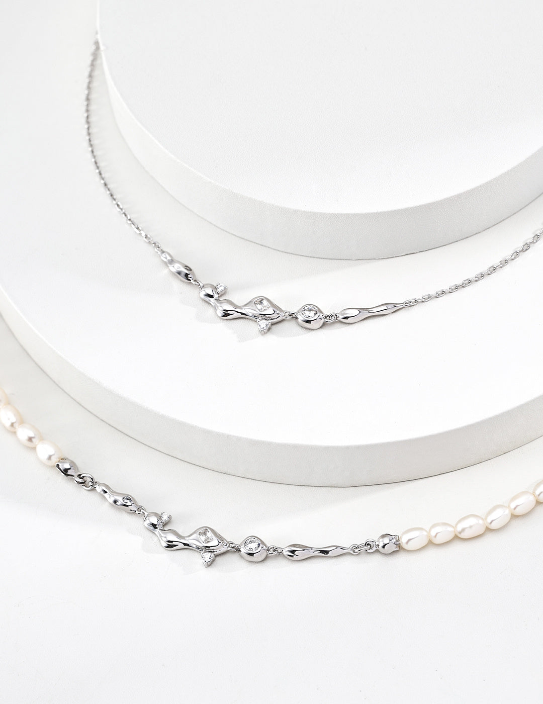 A close-up of the natural 4*5mm pearls, emphasizing their unique, slightly oval shape and iridescent orient. This detail reinforces the "organic luxury" value of the Vera Lustre collection.