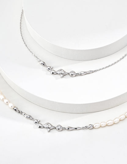 A close-up of the natural 4*5mm pearls, emphasizing their unique, slightly oval shape and iridescent orient. This detail reinforces the "organic luxury" value of the Vera Lustre collection.
