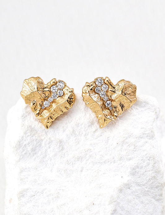 A clean studio shot of the Kardia earrings, showcasing the unique heart silhouette and the "gemstone crystallization" effect within the textured fissures.