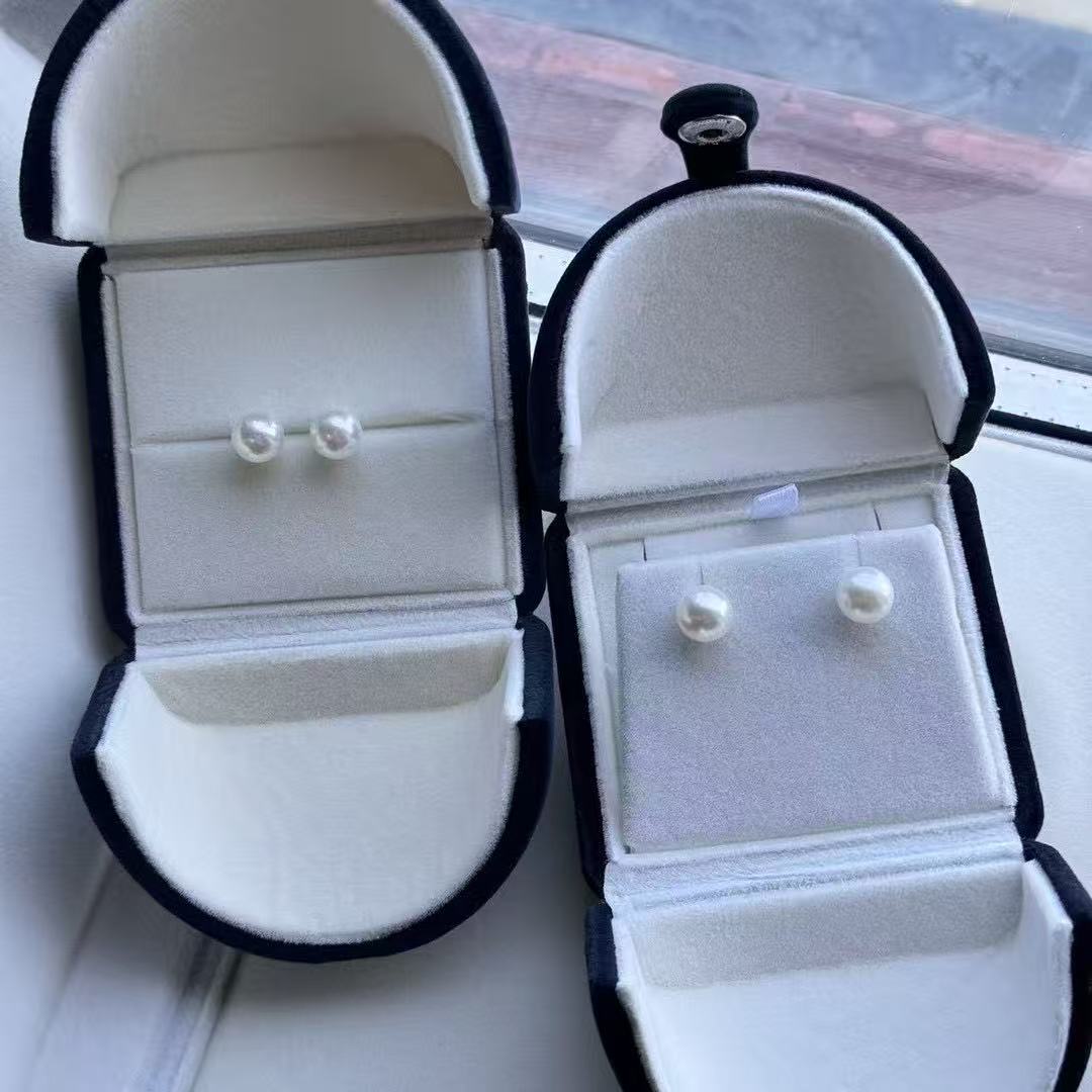 8–9mm Akoya Saltwater Pearl Stud Earrings in 18K Gold