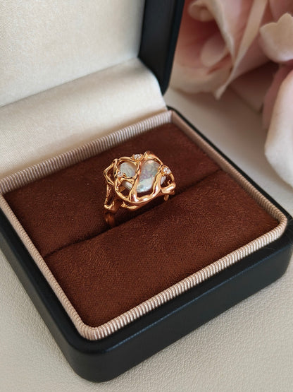 The Vera Lustre Terra baroque pearl ring presented in a premium jewelry box, highlighting its architectural gold detailing and iridescent luster.